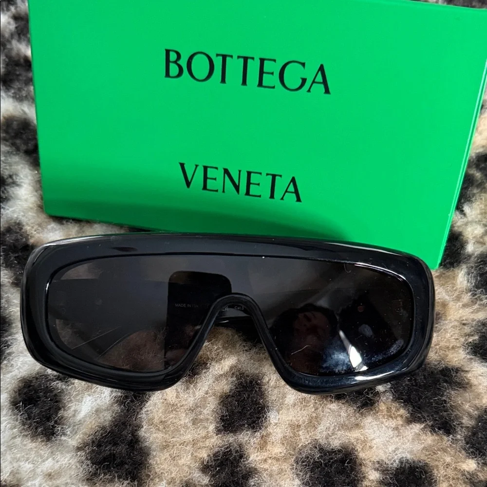 Bottega Veneta Black Rectangular Sunglasses - Picture 3 of 3